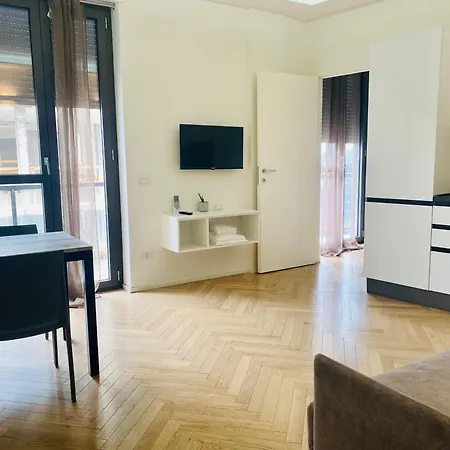 Sky View -porta Nuova- 2 Con Balcone *